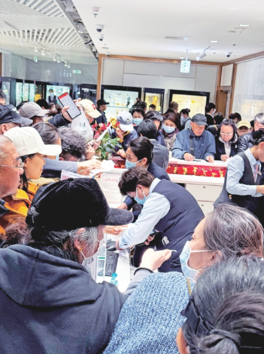 记者探访金价大跳水后的北京菜百：有抛售有抄底 交易柜台前围了五层人