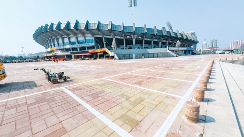 省体育中心北广场新增200多个停车位