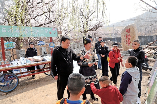 锦衣卫出没杏花林 长清公安开展“泉在济南遇见春‘警’”安全宣传活动