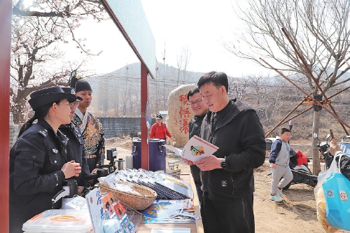 锦衣卫出没杏花林 长清公安开展“泉在济南遇见春‘警’”安全宣传活动