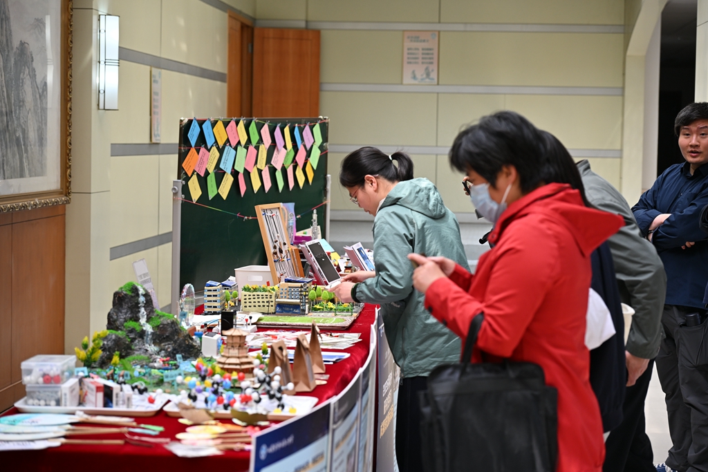 研思融新聚智慧 逐光践学启新程 2026年高中跨学科研究性学习成果转化展示暨化学学科实验周活动圆满落幕