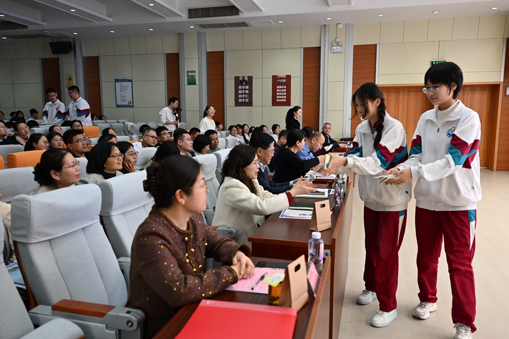 研思融新聚智慧 逐光践学启新程 2026年高中跨学科研究性学习成果转化展示暨化学学科实验周活动圆满落幕