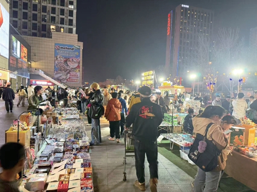 40年前的汽车模型、十几年前的CCD相机……复古玩具市集吸引年轻人扎堆寻童年