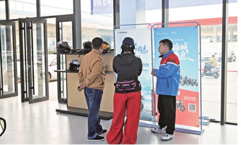 张雪机车夺冠封神 济南门店客流暴涨