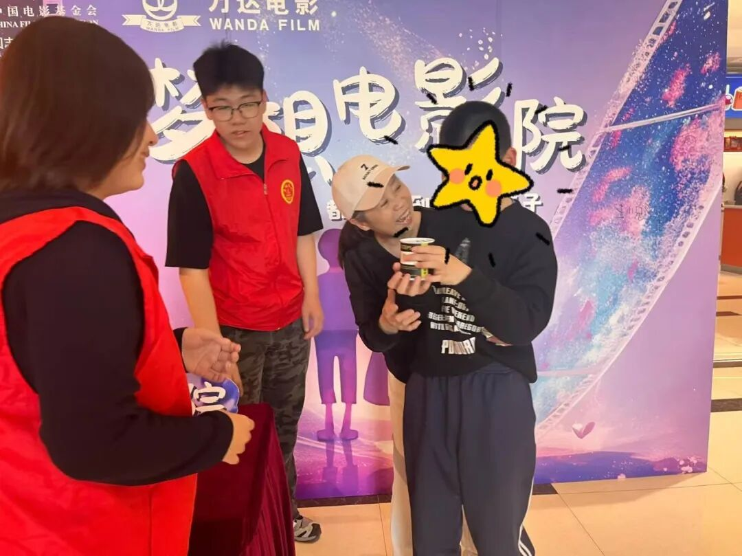 泉城义工联合万达影城开展世界孤独症日公益观影活动