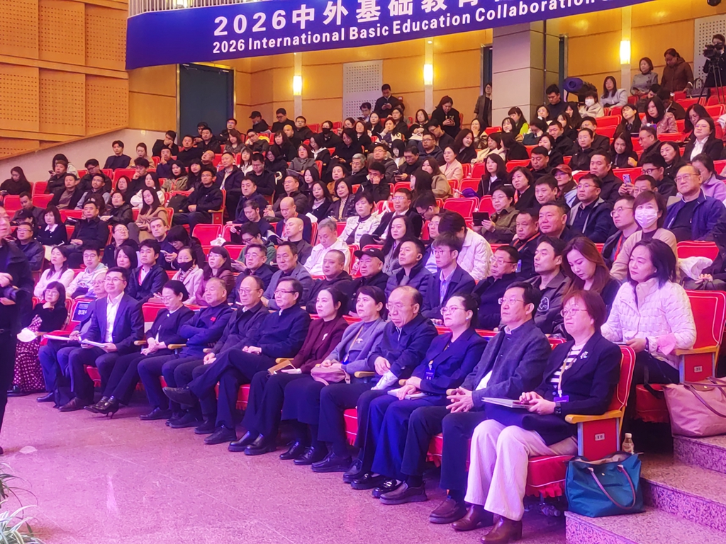 济南二中亮相中外基础教育交流盛会 校长何仲明分享校园足球育人实践