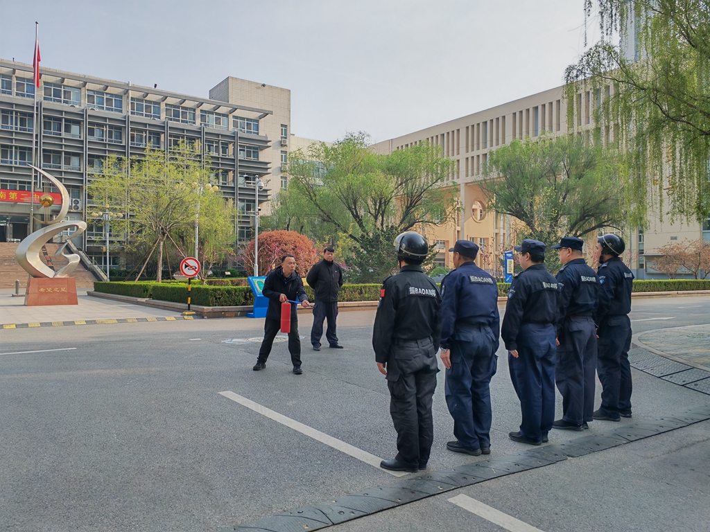 以练筑防护航校园 济南二中开展安保人员业务培训及应急防恐演练