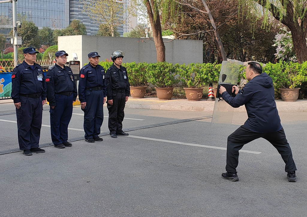以练筑防护航校园 济南二中开展安保人员业务培训及应急防恐演练
