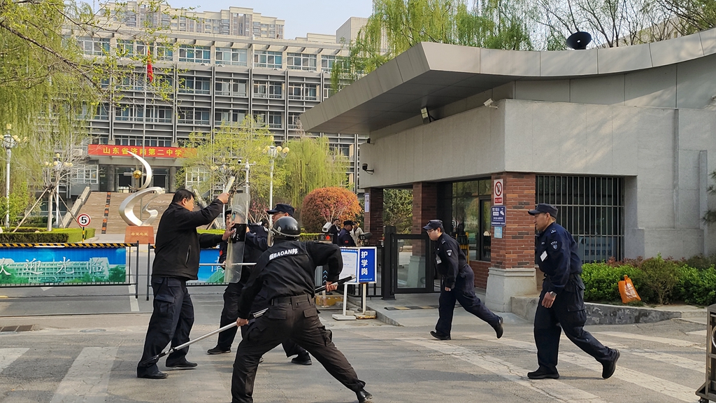 以练筑防护航校园 济南二中开展安保人员业务培训及应急防恐演练