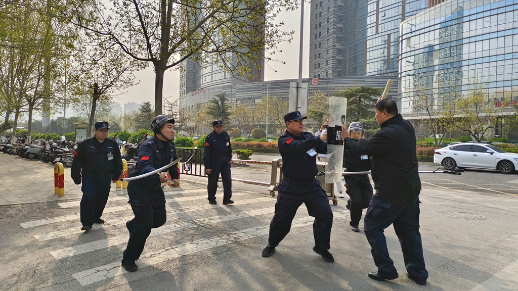 以练筑防护航校园 济南二中开展安保人员业务培训及应急防恐演练
