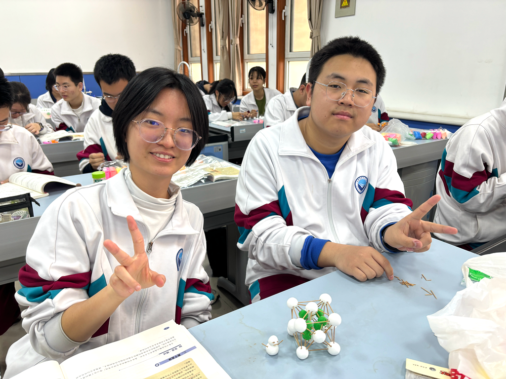 巧手筑晶形 微观探化学 济南二中化学学科周晶体模型拼插活动圆满落幕