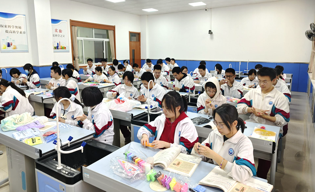 巧手筑晶形 微观探化学 济南二中化学学科周晶体模型拼插活动圆满落幕