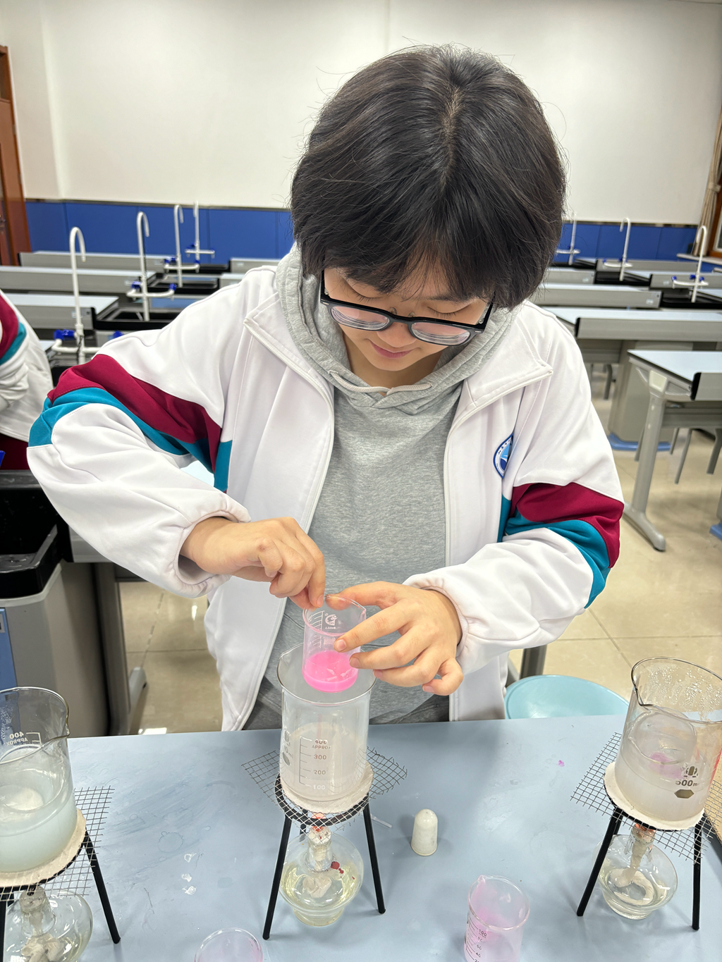 皂化手作凝萃时光 化学匠心润育童心 济南二中开展特色皂化手作实践活动