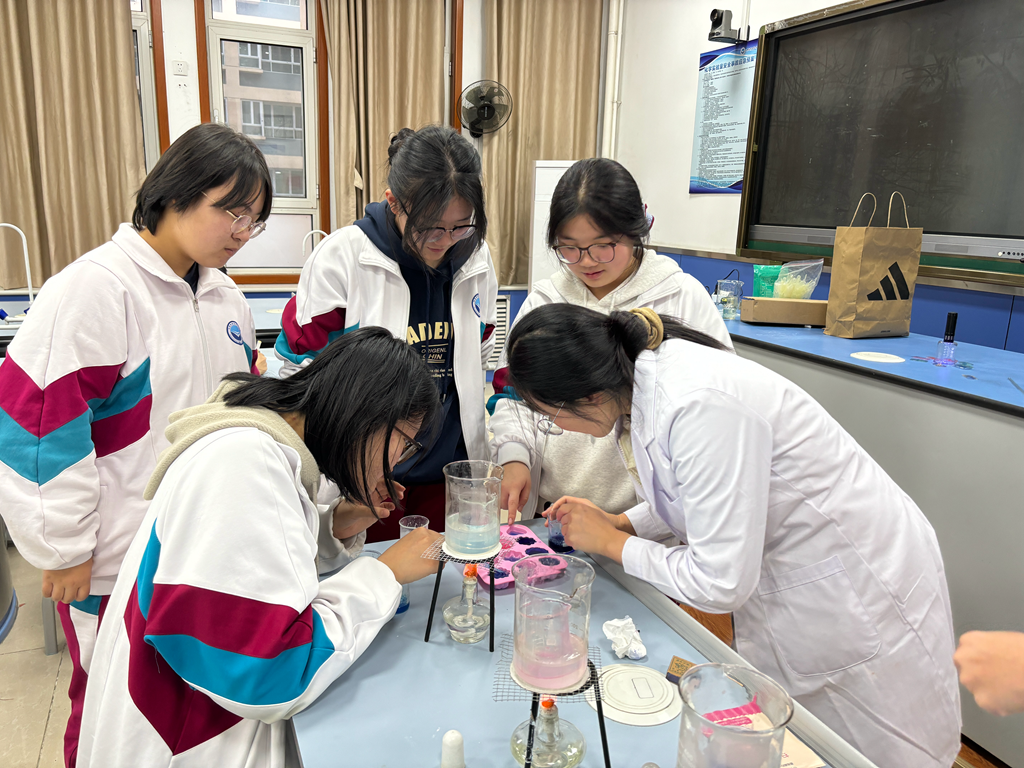 皂化手作凝萃时光 化学匠心润育童心 济南二中开展特色皂化手作实践活动