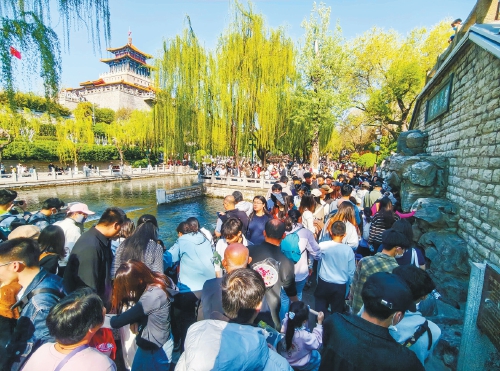 清明假期首日游客出游热情高涨 全市30家重点景区接待游客39.1万人次