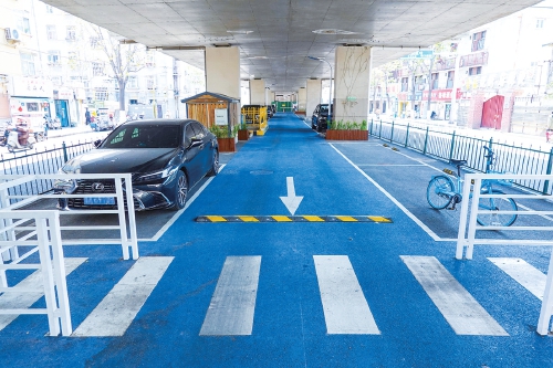 济南纬六路高架桥下设停车场 30余车位盘活桥下空间