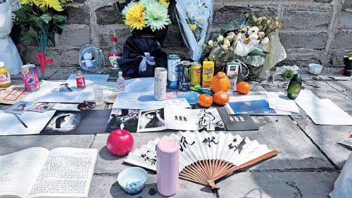 有人送苹果橘子青梅酒,有人手抄《九愁赋》墓前读诗文清明节,年轻人花式祭拜曹植