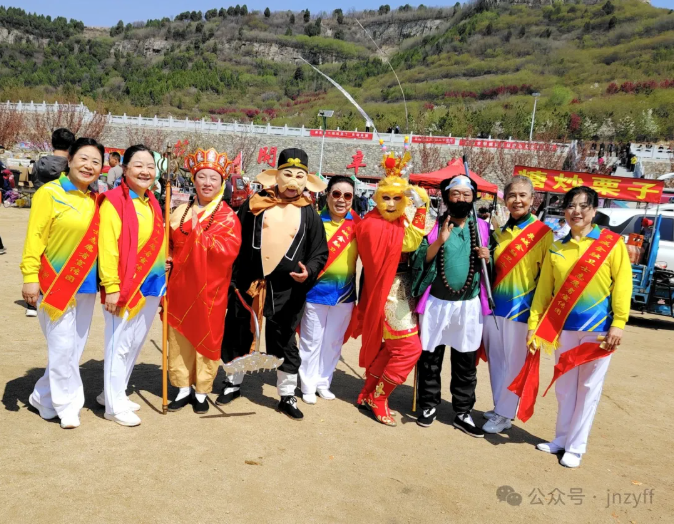 莱芜海棠花映春聚游人金融志愿者花中来防非