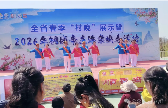 莱芜海棠花映春聚游人金融志愿者花中来防非