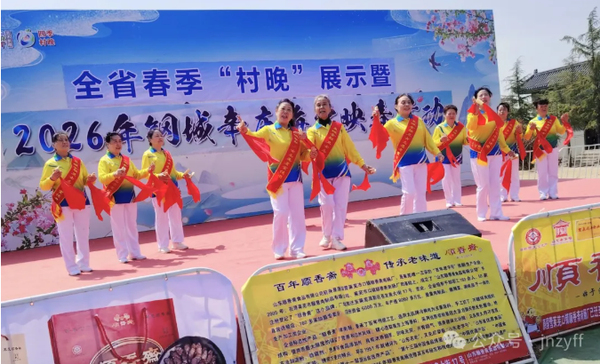 莱芜海棠花映春聚游人金融志愿者花中来防非