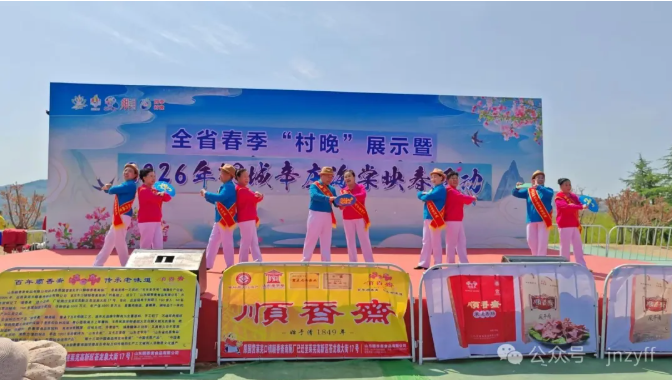 莱芜海棠花映春聚游人金融志愿者花中来防非