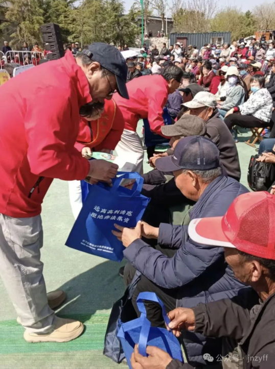 莱芜海棠花映春聚游人金融志愿者花中来防非