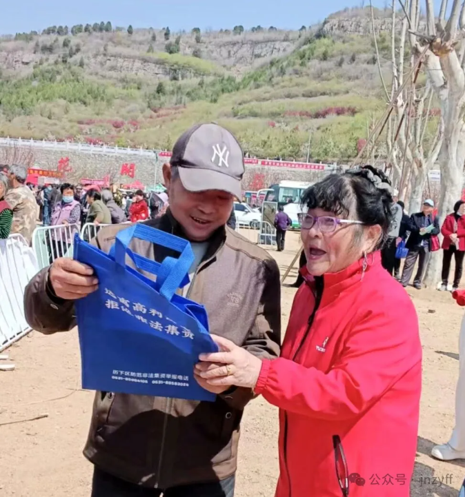 莱芜海棠花映春聚游人金融志愿者花中来防非