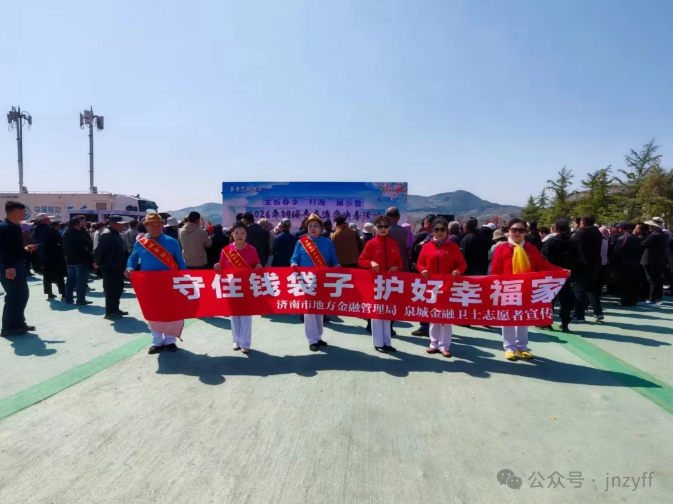 莱芜海棠花映春聚游人金融志愿者花中来防非