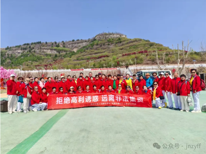 莱芜海棠花映春聚游人金融志愿者花中来防非