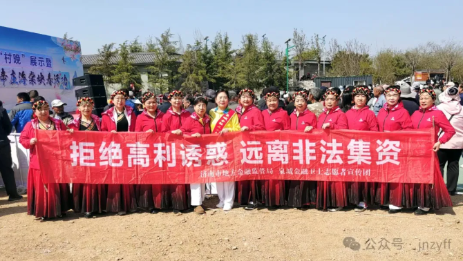 莱芜海棠花映春聚游人金融志愿者花中来防非