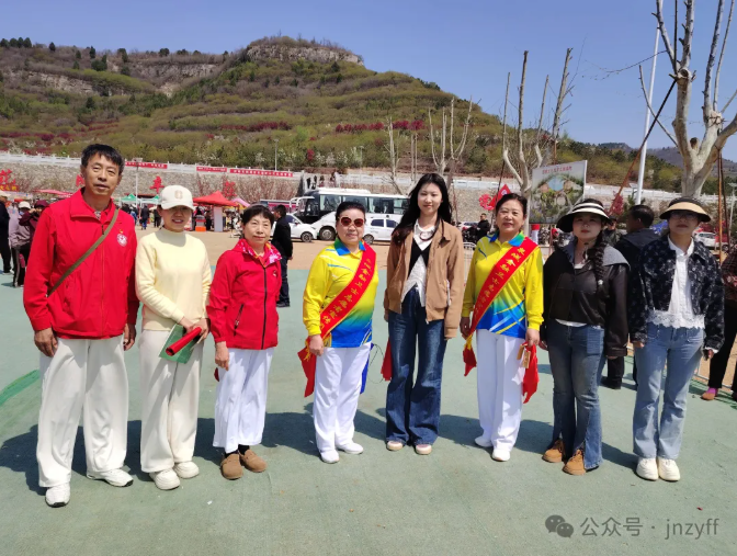 莱芜海棠花映春聚游人金融志愿者花中来防非