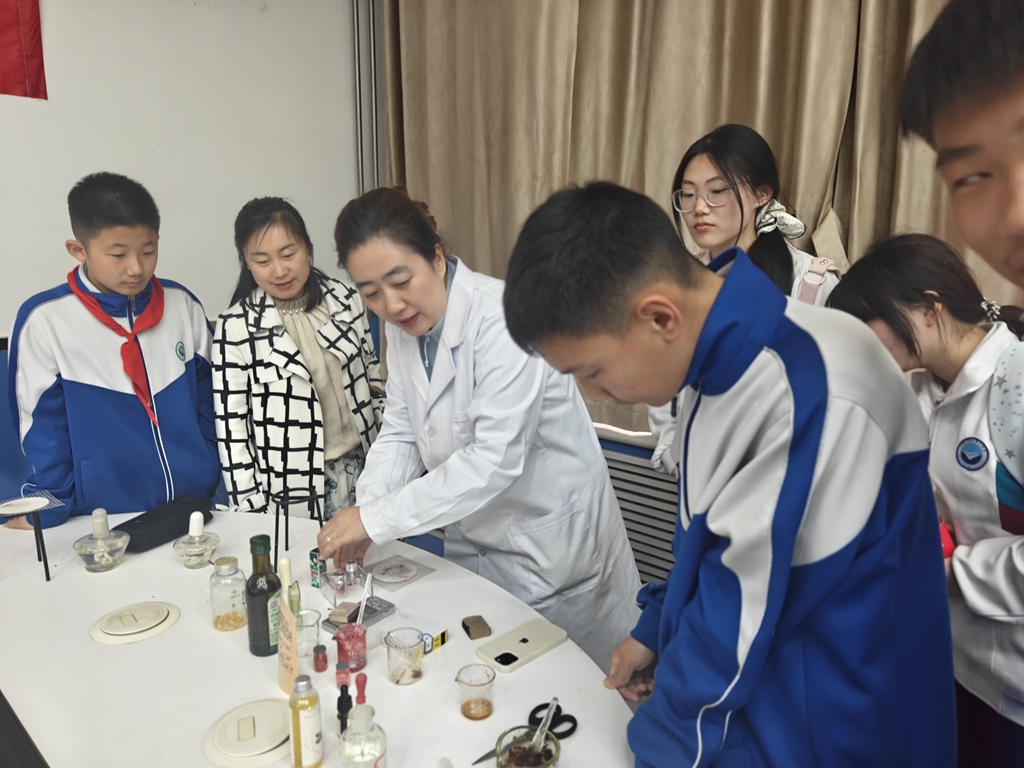 指尖凝色 唇绽芳华 济南二中手工DIY口红实践体验活动