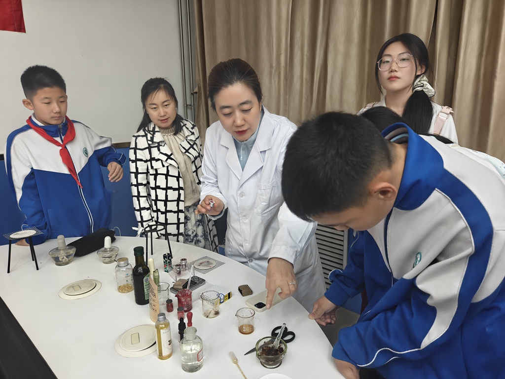 指尖凝色 唇绽芳华 济南二中手工DIY口红实践体验活动