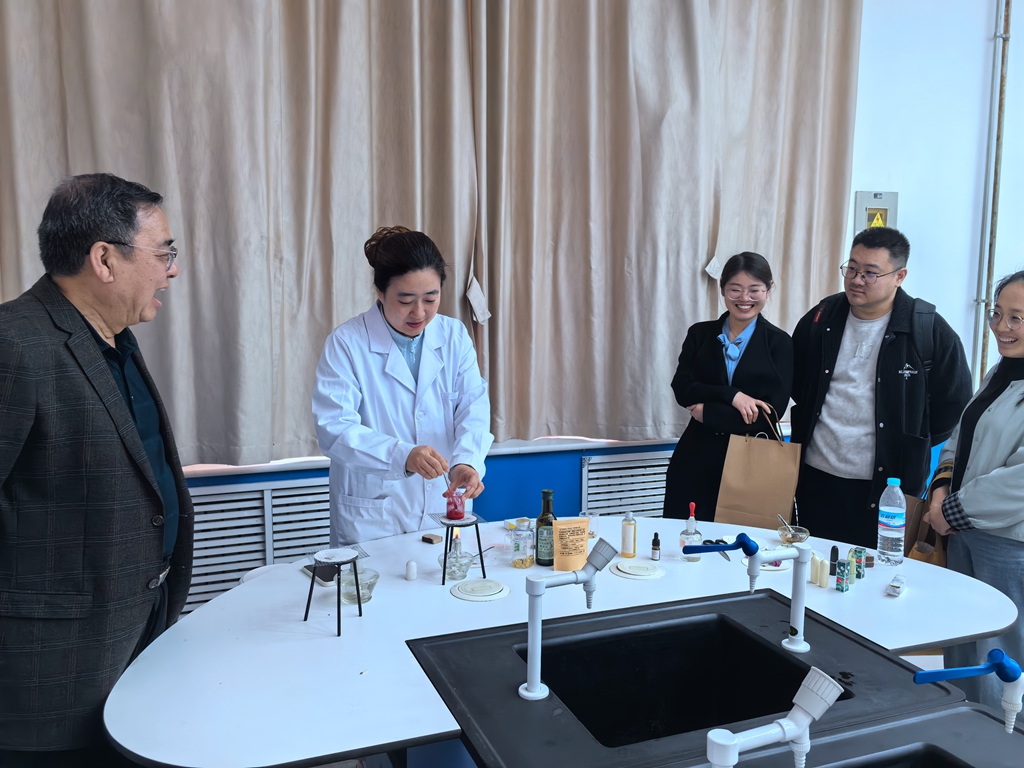 指尖凝色 唇绽芳华 济南二中手工DIY口红实践体验活动