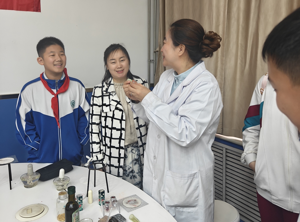 指尖凝色 唇绽芳华 济南二中手工DIY口红实践体验活动