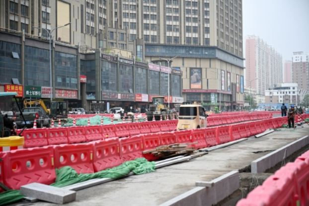 经一路西市场段改造有序推进 道路功能逐步恢复