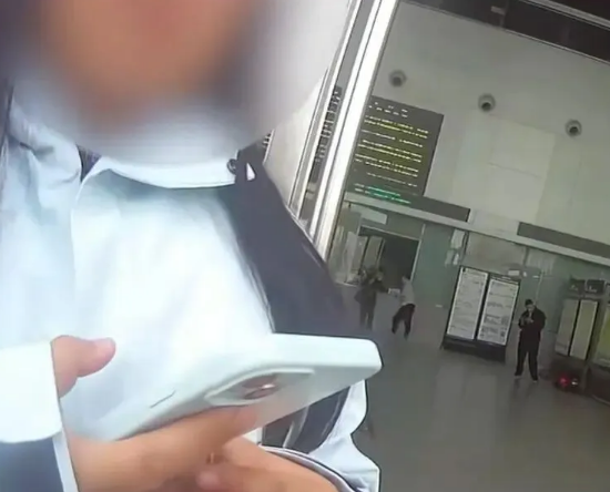 亲人离世，买错票后发现回家车票售罄，女孩高铁站崩溃大哭……