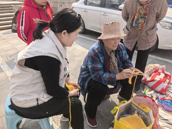 融媒·见证丨跟“长颈鹿奶奶”学艺，带街坊邻里增收——社区里的“指尖经济”