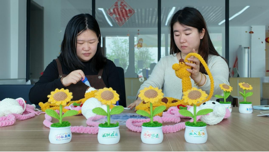 融媒·见证丨跟“长颈鹿奶奶”学艺，带街坊邻里增收——社区里的“指尖经济”