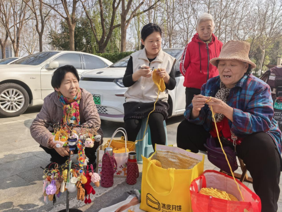 融媒·见证丨跟“长颈鹿奶奶”学艺，带街坊邻里增收——社区里的“指尖经济”