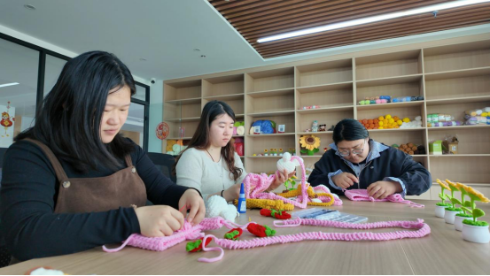 融媒·见证丨跟“长颈鹿奶奶”学艺，带街坊邻里增收——社区里的“指尖经济”