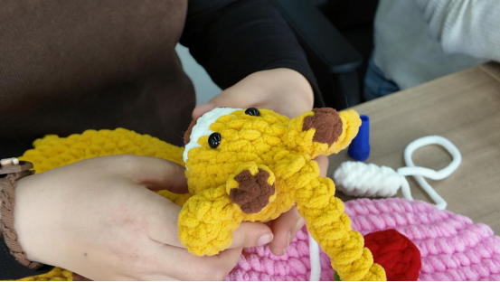 融媒·见证丨跟“长颈鹿奶奶”学艺，带街坊邻里增收——社区里的“指尖经济”