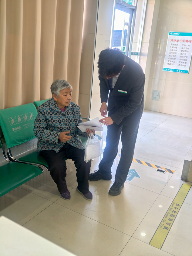 农行平阴孔村支行：小于耐心服务暖人心