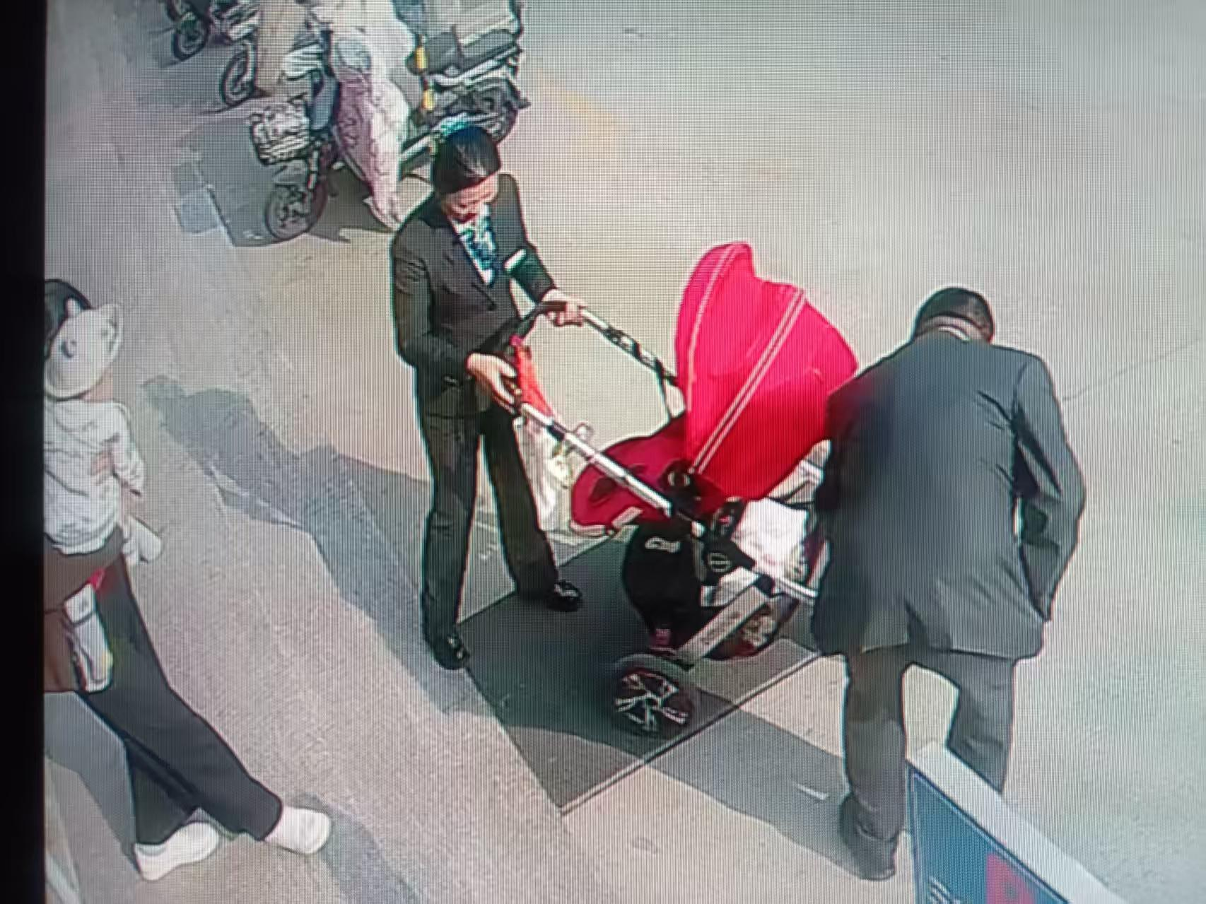 农行济南槐荫经十西路支行：抬车扶老显温情，农行服务暖人心