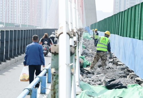 纬六路高架桥 人行道改造全面展开