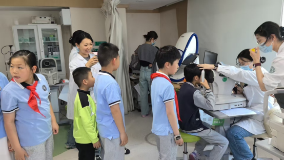 山师附小四（1）中队开展守护“睛”彩童年小小视光师体验主题实践活动