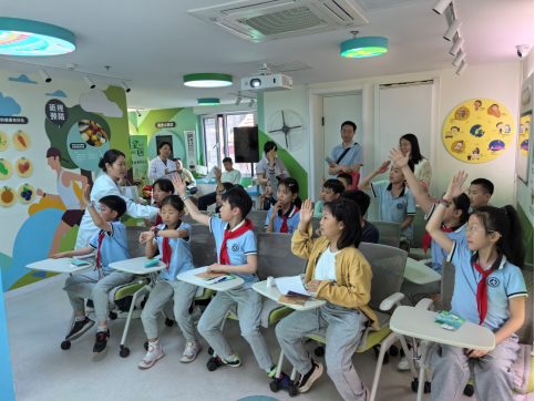 山师附小四（1）中队开展守护“睛”彩童年小小视光师体验主题实践活动