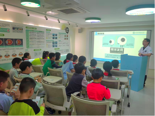 山师附小四（1）中队开展守护“睛”彩童年小小视光师体验主题实践活动