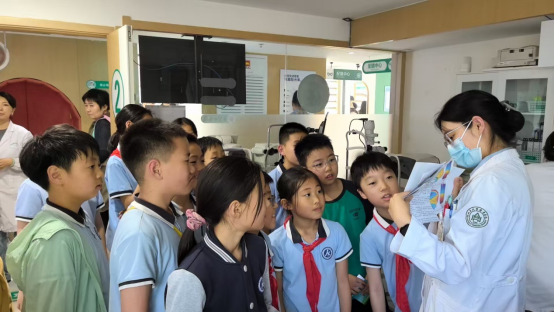 山师附小四（1）中队开展守护“睛”彩童年小小视光师体验主题实践活动