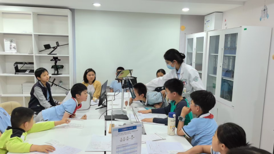 山师附小四（1）中队开展守护“睛”彩童年小小视光师体验主题实践活动